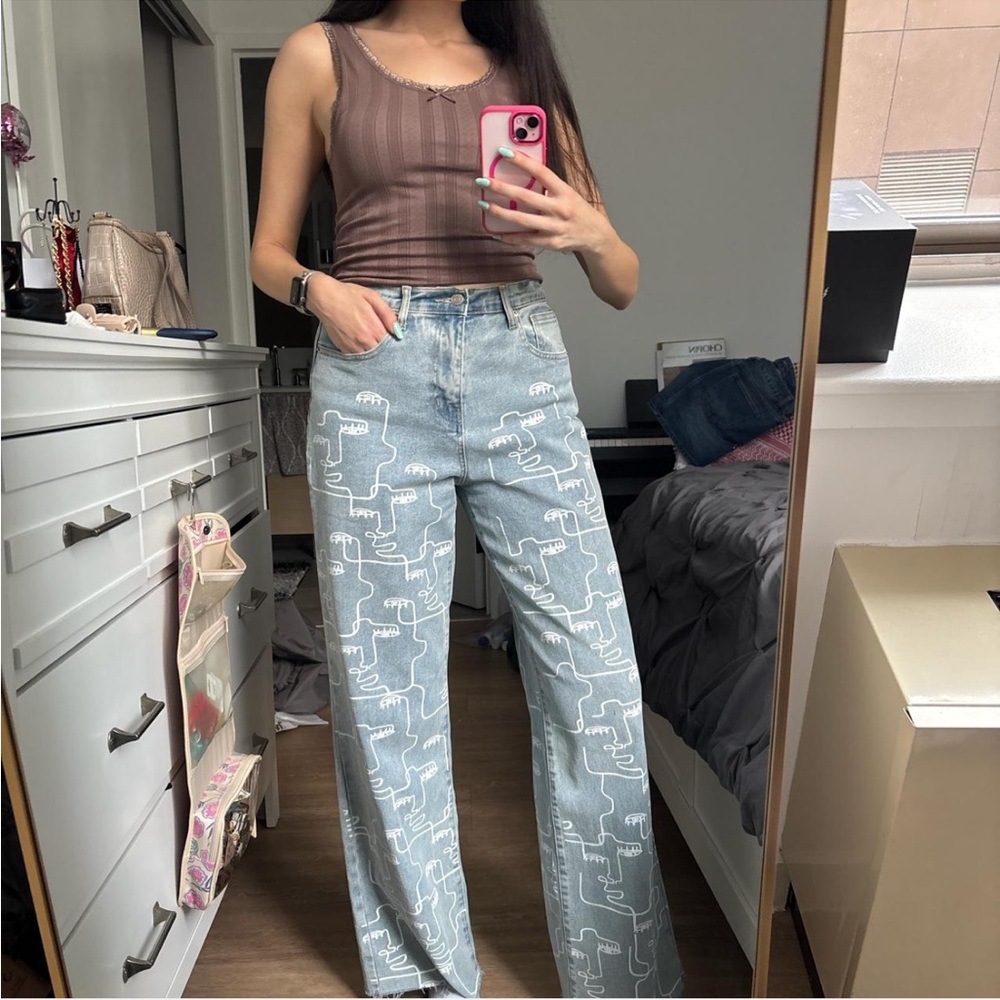 Akira High-Waisted Jeans light blue with unique design